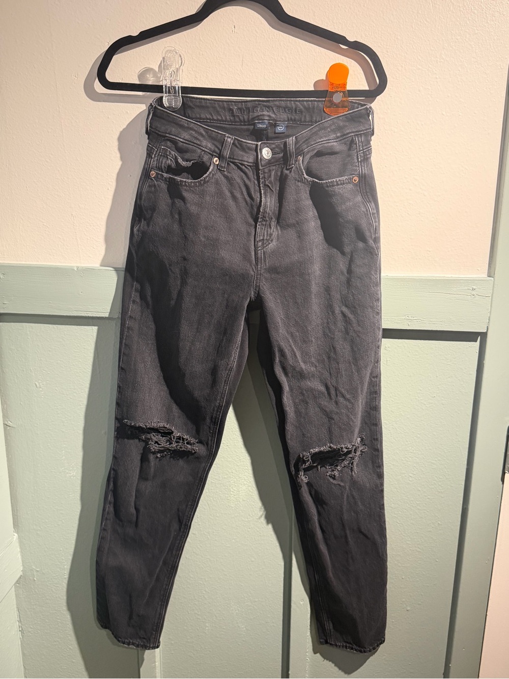 American Eagle Strigid Black Ripped Mom Jeans – Size 4 Short